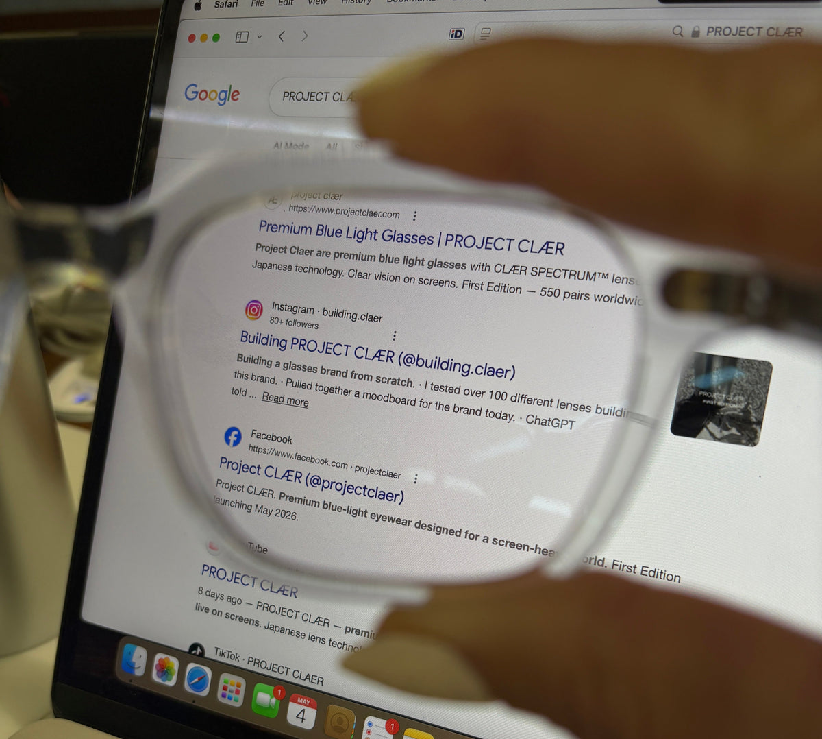 PROJECT CLÆR clear blue-light lens held in front of a computer screen