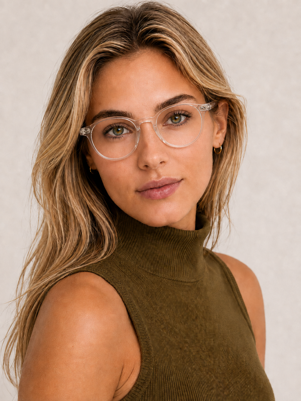 Woman wearing PROJECT CLÆR SOL Clear round blue-light glasses